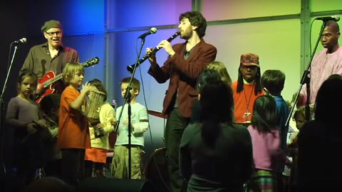 Izraelský hudebník a držitel Grammy Oran Etkin (uprostřed).