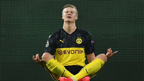 Erling Haaland slaví gól do sítě PSG.