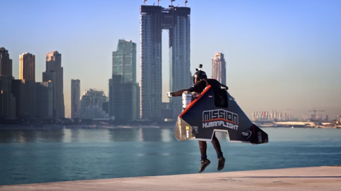 Francouzský sportovec Vince Reffet během historického letu.