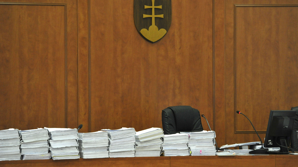 Spisový materiál v soudní síni před procesem s Kuciakovým vrahem. 