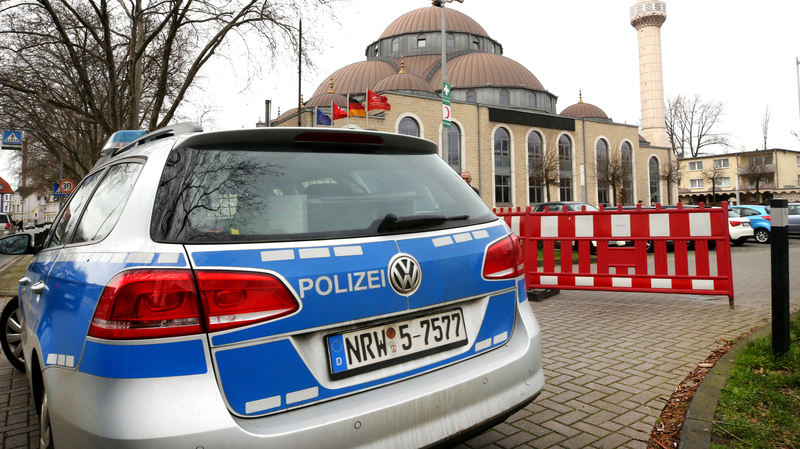 Mešitu v Německu někdo počmáral hákovými kříži.