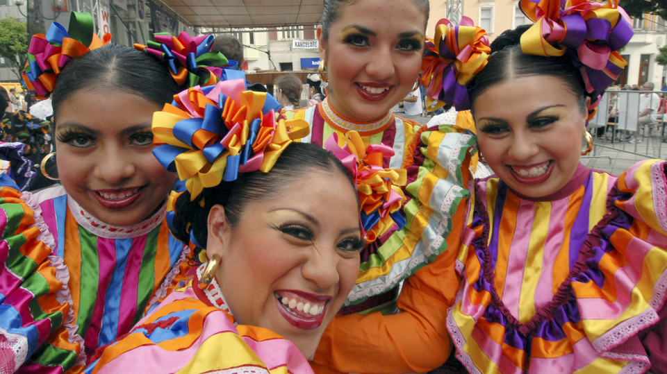 Členky folklorního seskupení Hueyitlatoani Alta z Mexika.