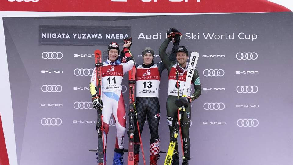 Závod Světového poháru v obřím slalomu v Naebě vyhrál v jarním počasí a silném větru Chorvat Filip Zubčič a slaví první triumf v seriálu.