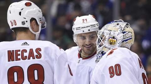 Hrdina Caroliny David Ayres (vpravo).