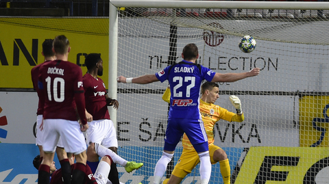 Brankář Sparty Milan Heča (vpravo) inkasuje gól.