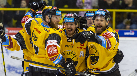 Zleva David Štich z Litvínova, Jan Ščotka z Litvínova a Michal Trávníček z Litvínova se radují z gólu.