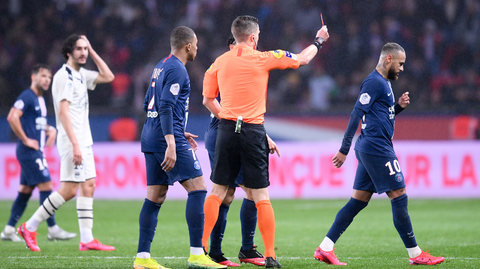 Neymar musel po druhé žluté kartě opustit hrací plochu.