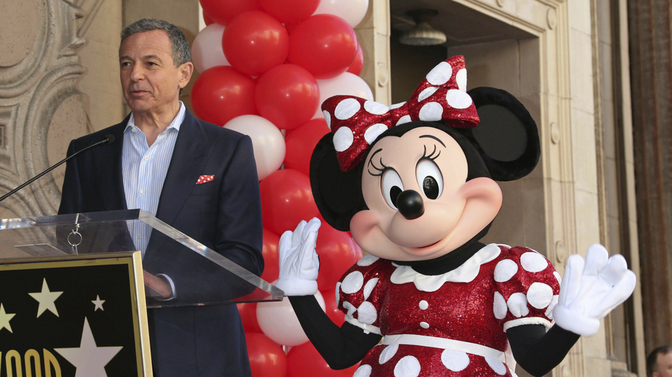 Robert Iger s jednou z ikonických postaviček imperia Walt Disney.