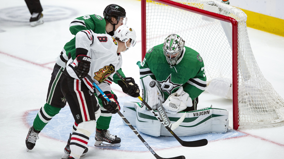 Dominik Kubalík v dresu Chicaga proti obraně Dallasu. 