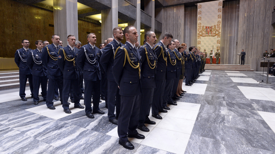 Příslušníci armády nastoupili v Národním památníku na pražském Vítkově po návratu ze zahraničních operací v Estonsku a Iráku.