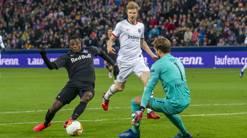 Frankfurt po remíze v Salcburku postoupil do osmifinále EL 