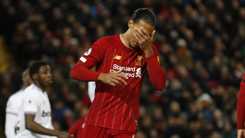 Liverpool může kvůli koronaviru přijít o titul