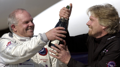 Steve Fossett (vlevo) při oslavě úspěšného přeletu kolem zeměkoule v roce 2005.
