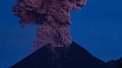 Erupce sopky Merapi na ostrově Jáva v Indonésii.