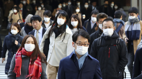 Lidé se chrání proti nákaze koronavirem.