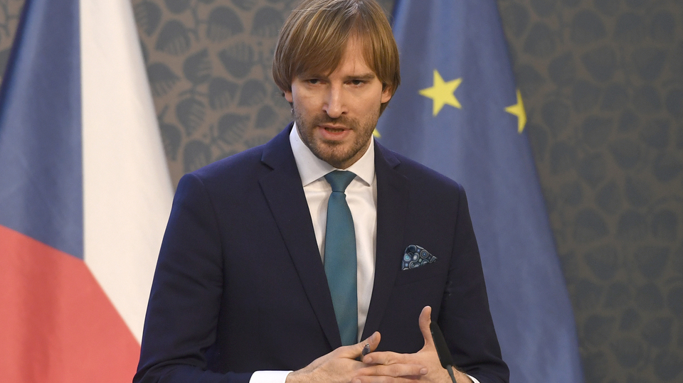 Ministr zdravotnictví Adam Vojtěch (za ANO).