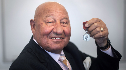 Ronnie Russell s medailí za odvahu.