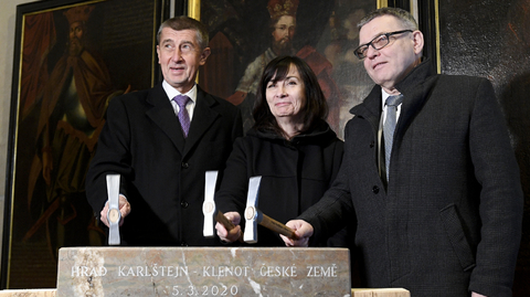 Andrej Babiš, generální ředitelka Národního památkového ústavu Naděžda Goryczková a ministr kultury Lubomír Zaorálek na hradě Karlštejn.