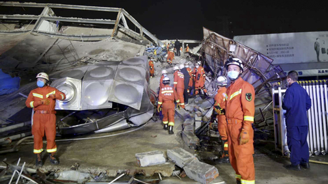 Trosky zříceného hotelu.