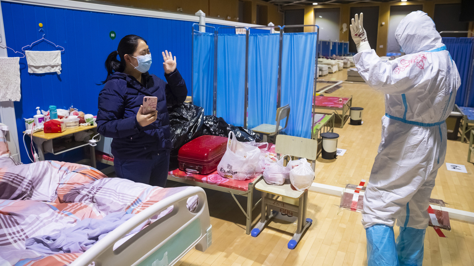 Čínské nemocnice se pomalu vyprazdňují.