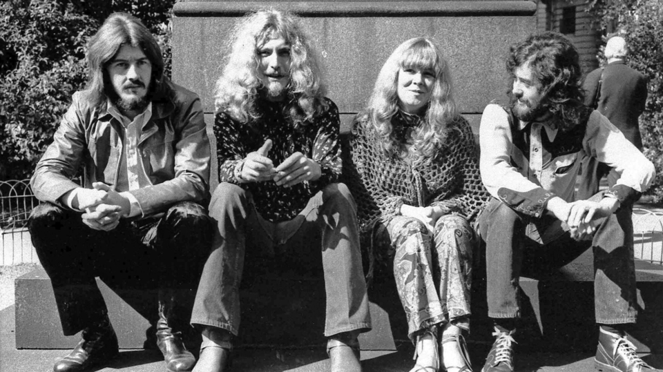 Zleva John Bonham, Robert Plant, zpěvačka Denny a Jimmy Page.