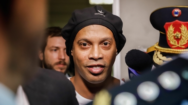 Ronaldinho odchází od soudu.