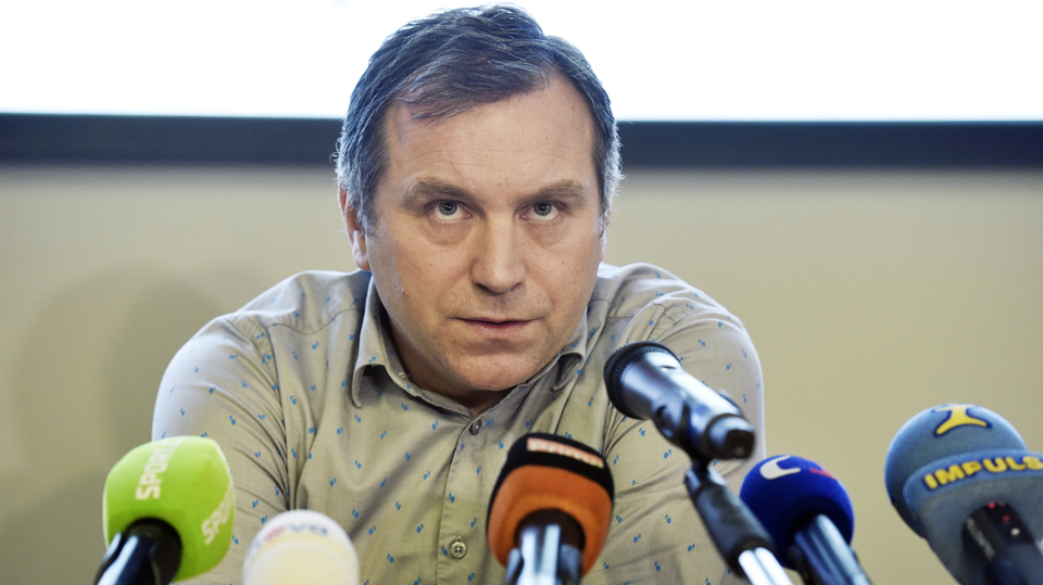 Ředitel hokejové extraligy Josef Řezníček na tiskové konferenci.