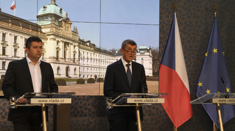 Zleva vicepremiér a ministr vnitra Jan Hamáček (ČSSD) a premiér Andrej Babiš (ANO). 