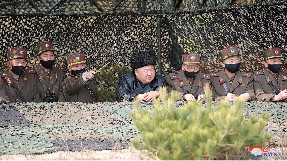 Kim Čong-un při vojenském cvičení.