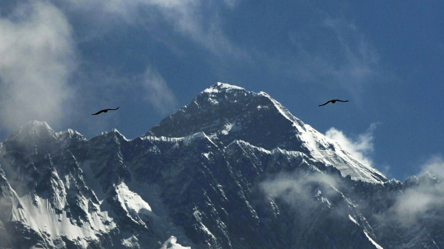 Nepál zakázal výstupy na Mount Everest