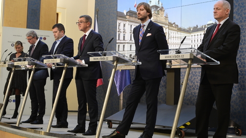 Zprava náměstek ministra zdravotnictví Roman Prymula, ministr zdravotnictví Adam Vojtěch, premiér Andrej Babiš, ministr vnitra Jan Hamáček a ministr průmyslu a obchodu a ministr dopravy Karel Havlíček.