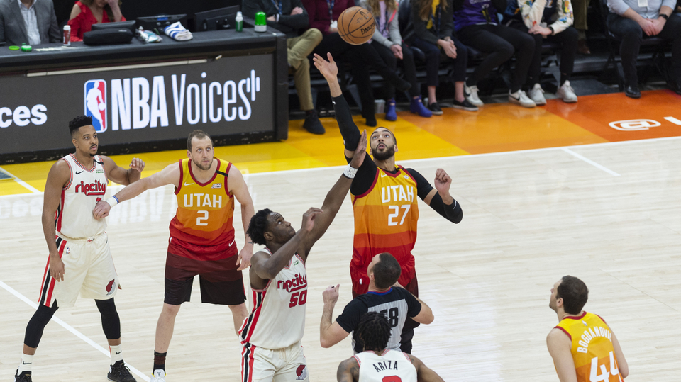 Utkání NBA mezi Utahem a Portlandem.