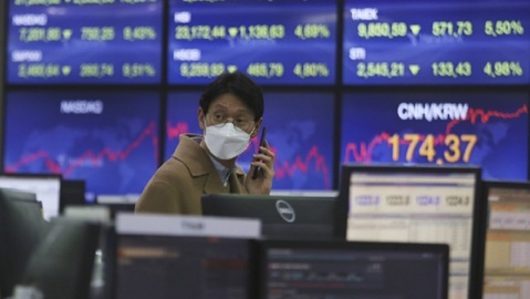 Pracovník v bance v Soulu v Jižní Koreji.