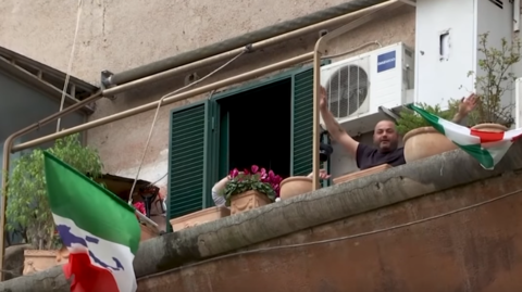 Lidé se baví i v karanténě: zpívají hymnu, hrají tenis a tleskají lékařům