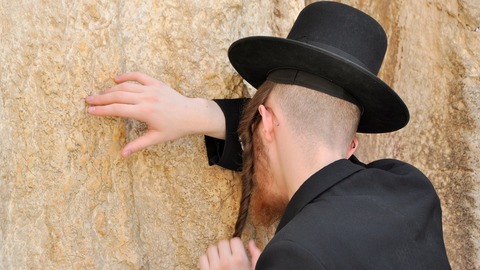 Věřící u Zdi nářků.