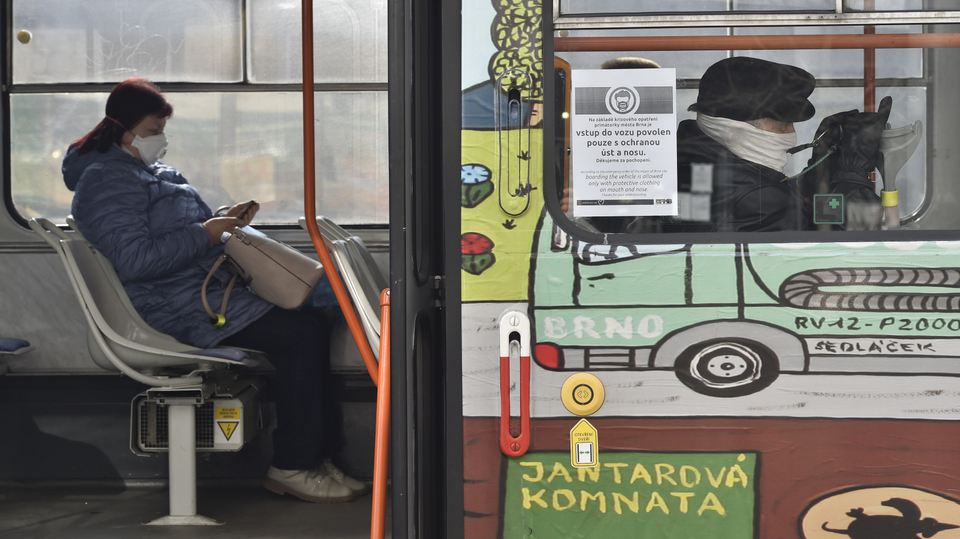 Cestující s rouškami se stali v MHD ze dne na den samozřejmostí.