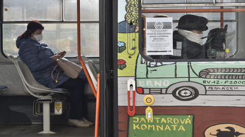 Cestující s rouškami se stali v MHD ze dne na den samozřejmostí.