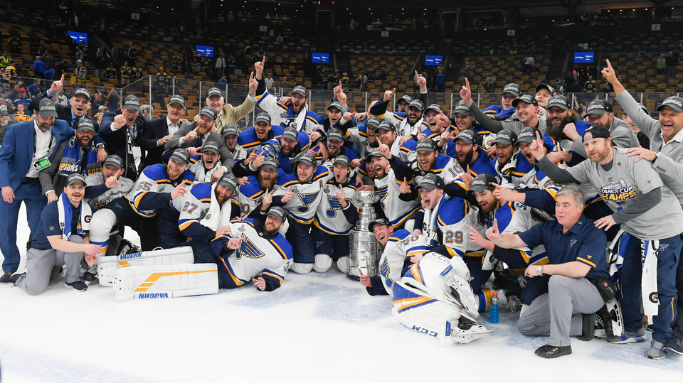 Radost hokejistů Blues po získaném Stanley Cupu v loňském roce.