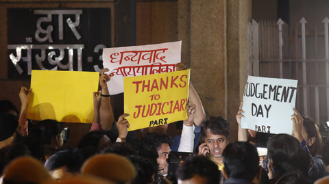Indové stojí před věznicí Tihar v metropoli Dillí, kde byli popraveni čtyři muži za znásilnění a vraždu studentky.