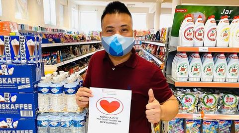 Pomoc vietnamských prodejců.