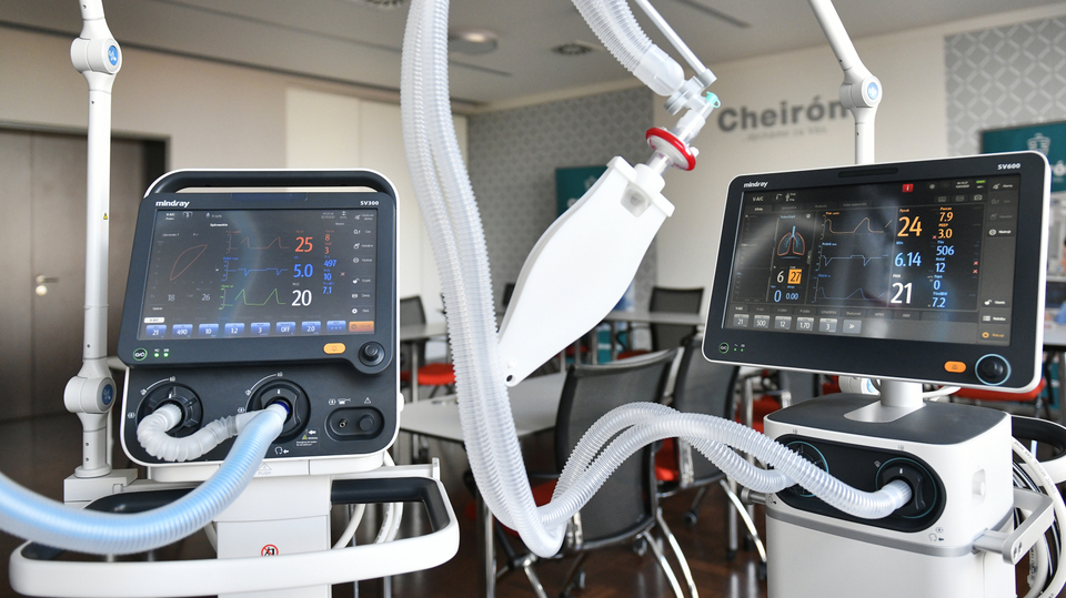 Plicní ventilátory Mindray (vlevo typ SV 300, vpravo SV 600) na snímku pořízeném 12. března 2020 v plzeňské firmě Cheirón, která vyrábí a distribuuje zdravotnickou techniku.
