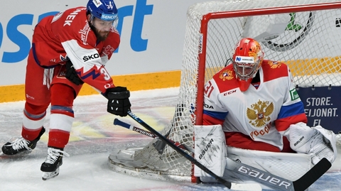 Útočník Tomáš Rachůnek se snaží překonat brankáře Alexandra Samonova z Ruska.