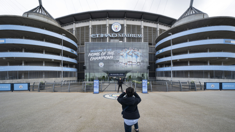 Kluby z Manchesteru darovaly 100 000 liber potravinové bance 