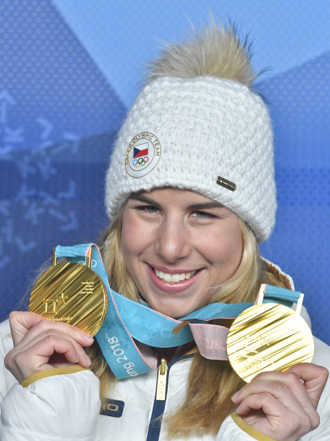 Ester Ledecká se dvěma zlatými medailemi z olympiády v Pchjongčchangu.