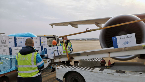 Letadlo přepravilo zdravotnický materiál a roušky.