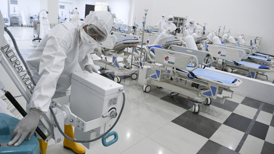 Lékaři kontrolují zdravotnické zařízení v pohotovostní nemocnici v Indonésii.
