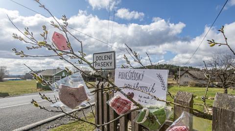 Roušky šijí v těchto dnech po celé zemi jednotlivci i organizace. V Doleních Pasekách pod Ještědem na Liberecku si je lidé, kteří je potřebují, mohou vzít ze stromu zvaném rouškovník na snímku z 22. března 2020.