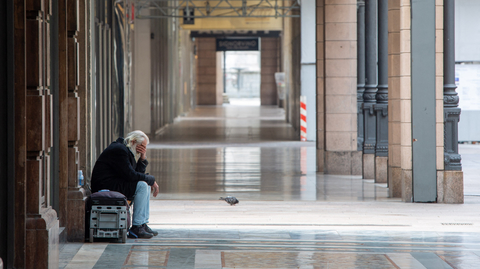 Muž bez domova v Miláně.