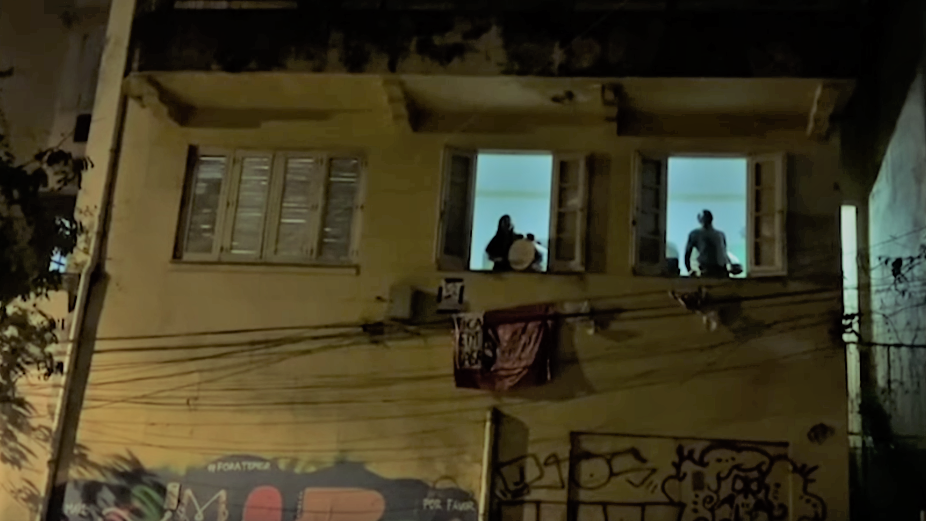 "Bolsonaro ven!" Evropané z oken děkují, Brazilci protestují.