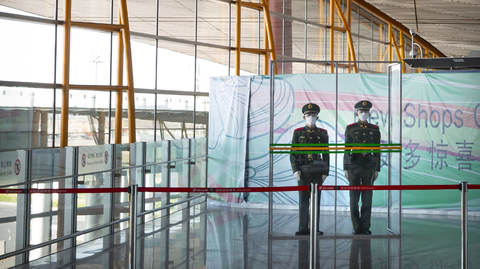 Letiště v Číně mají přísná opatření.